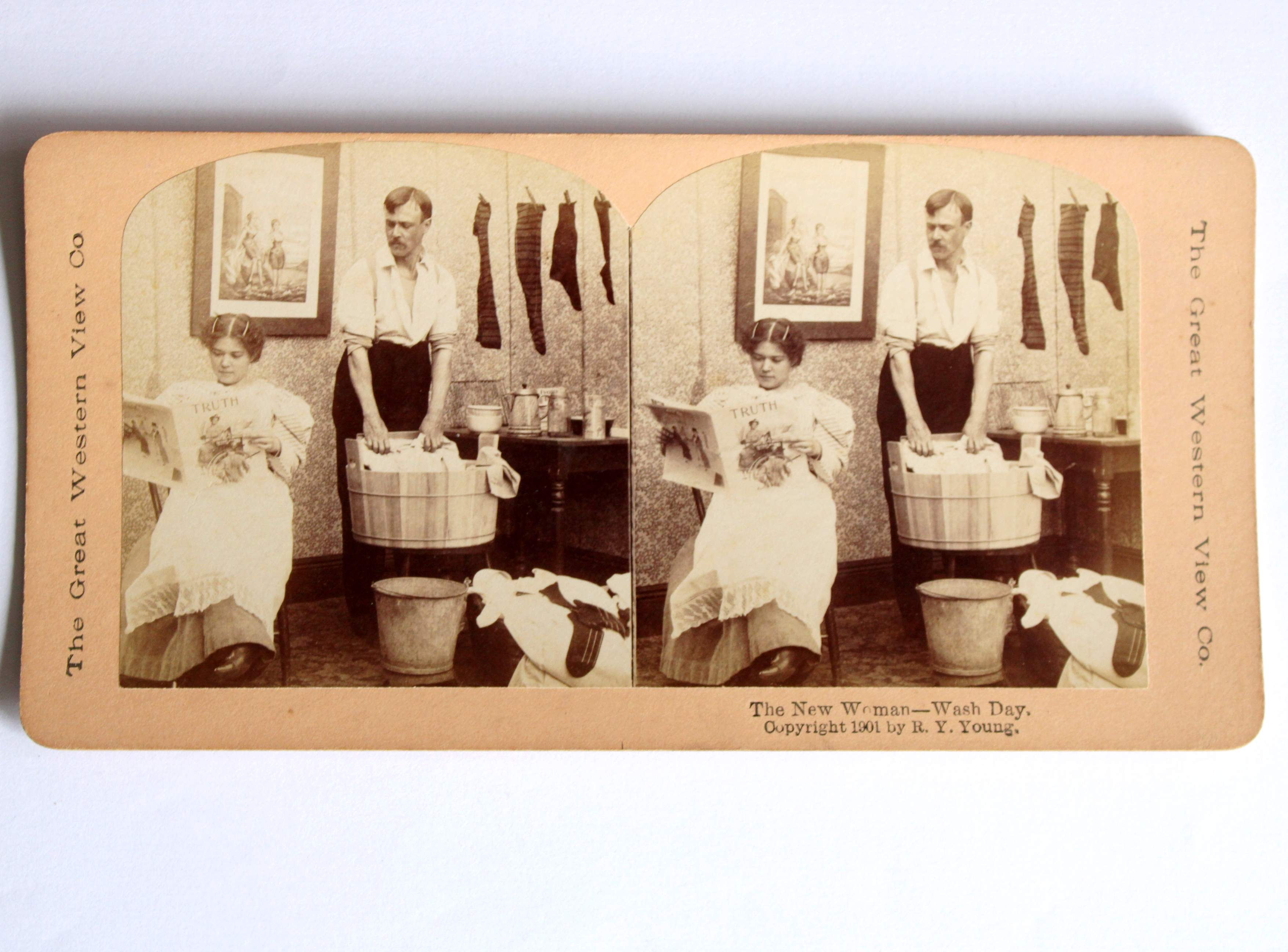 PHOTO VUE STEREO ALBUMINE, HUMOUR COUPLE SCENE FEMME LIT JOURNAL L'HOMME LESSIVE
