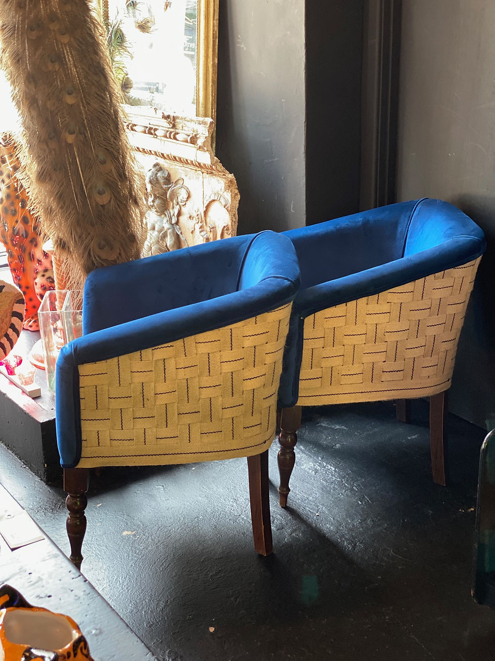 Thumbnail: Pair Of Blue Velvet 20th century Tub Chairs