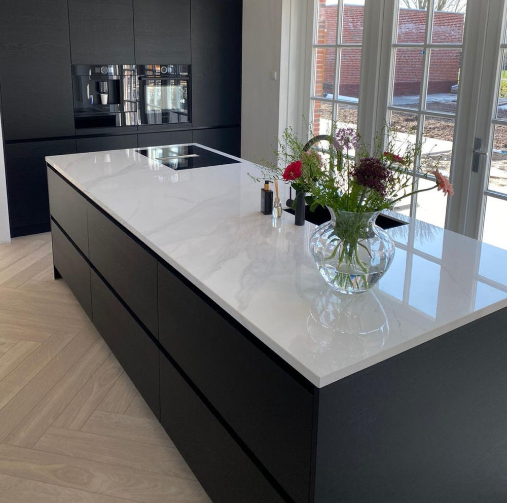 Ventajas de Elegir una Encimera Blanca para tu Cocina