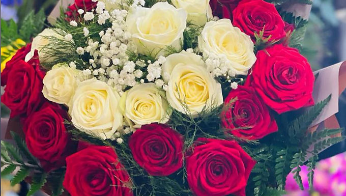 Red & White Roses Bouquet