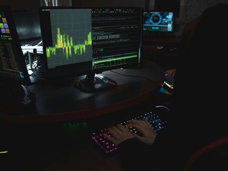 Pantalla de ordenador con código y datos, ciberdelincuencia