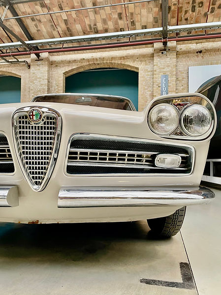 Alfa Romeo Vignale 2000 front view left