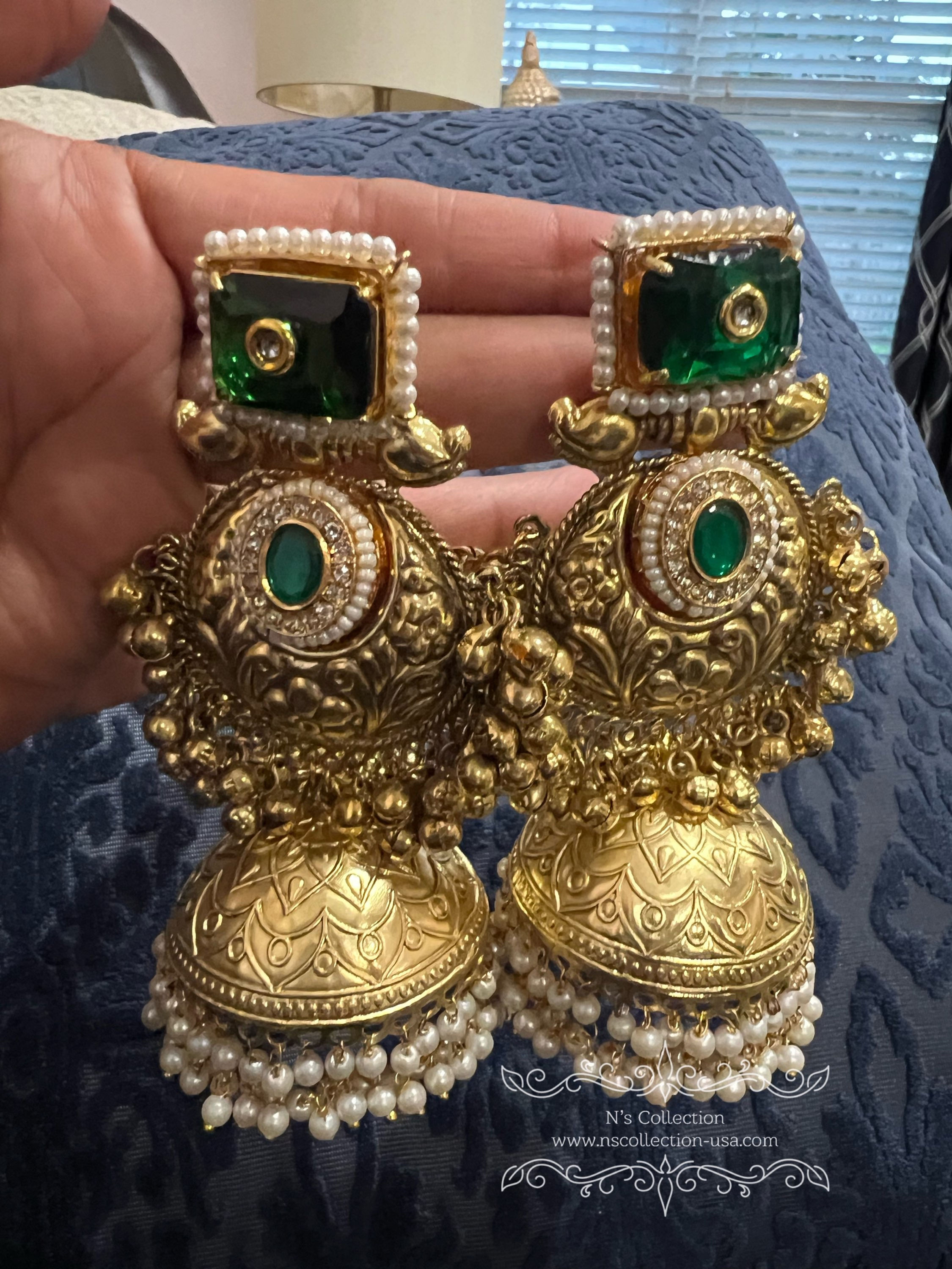 Gold tone Jumka with Goongroo and Emerald stone!