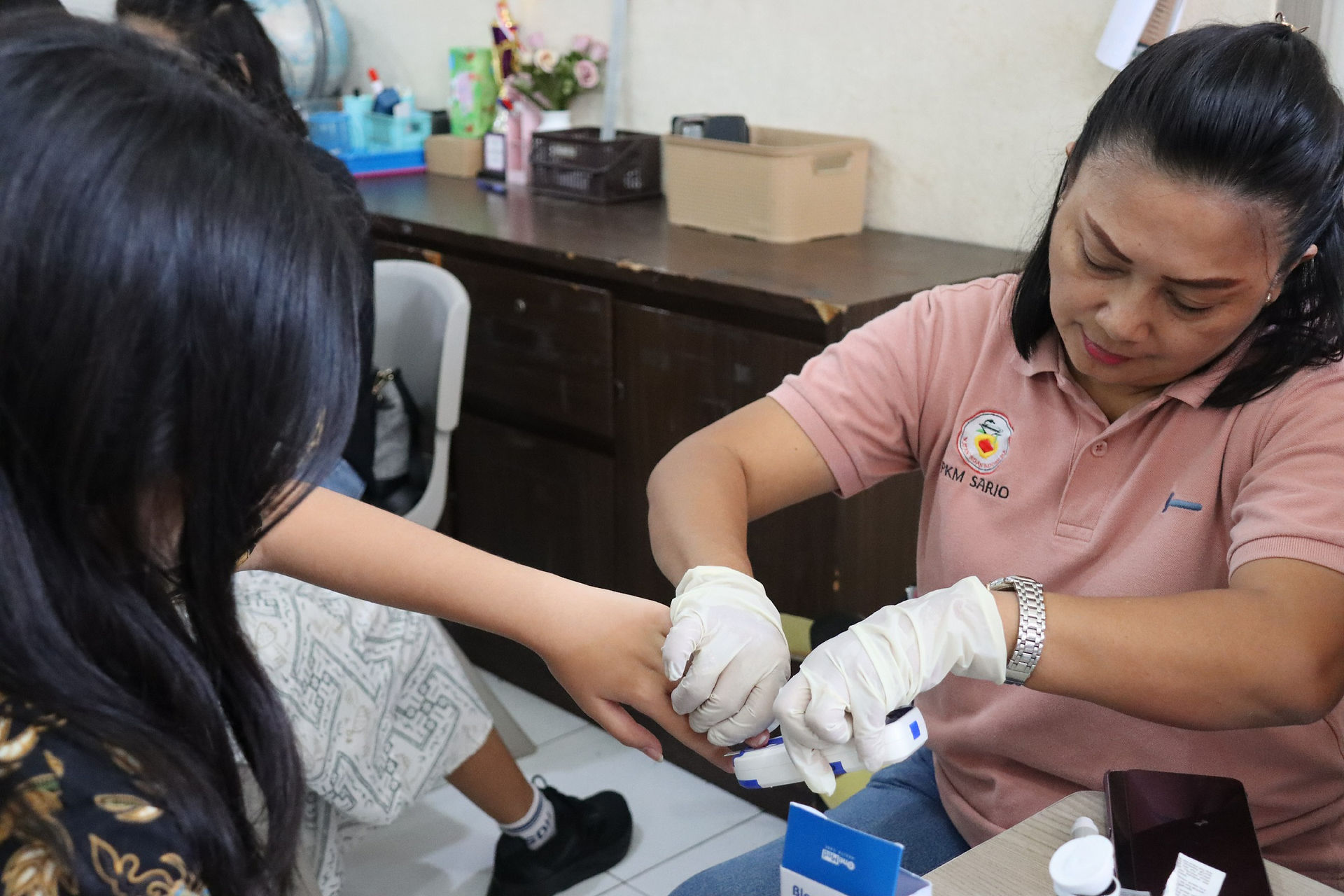 SMA yang menjalani pemeriksaan berat badan dengan serius