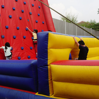 Ekspresi kegembiraan terpancar pada wajah seorang anak yang mencoba wall climbing, salah satu tantangan menarik di acara ini. Mereka belajar untuk menghadapi rintangan dengan keberanian.