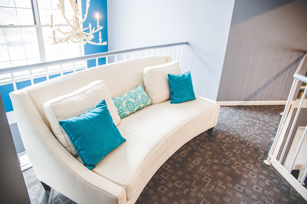 decorating with throw pillows