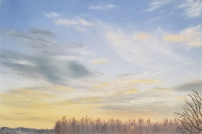 Dessin au pastel sec représentant un coucher de soleil avec les couleurs chaudes du soleil à travers la forêt froide en hiver.
