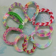 Activité créatives manuelles de bracelets en élastiques de diverses couleurs