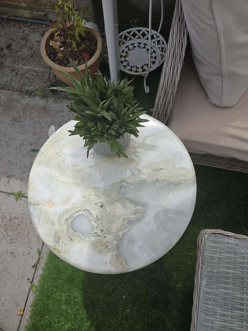 Thumbnail: Green-Yellow Banded Onyx Side Table – Natural Round Stone Top