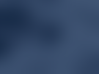 Mãos mexendo em calculadora e papéis.