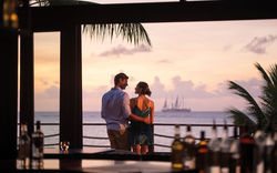 19-hiltonmo-16-eimeo-bar-sunset-view