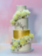 Sahne&Kirsch vierstöckige Hochzeitstorte, Gold Design, Blumen Arrangement, Topper