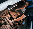 Mecánico reparando un motor