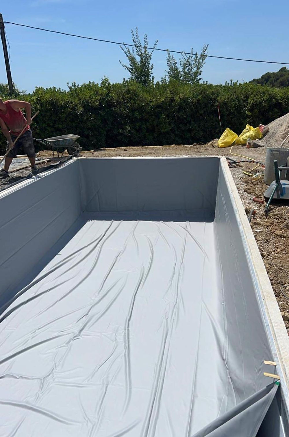 Piscine aluminium montage sur place, liner en cours 