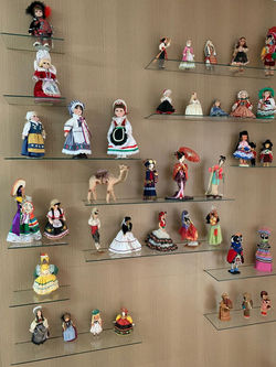 Bonecas de países na decoração