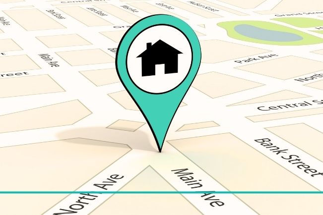 Laura Gill presenting advice on home search