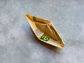 Un barquito en el resquicio de la ventana...