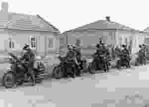 Italian Bersaglieri in Russia, c. 1942 (Source: Wikimedia)