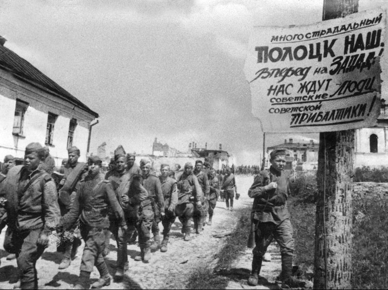 Soviet soldiers in Polotsk, 4 July 1944 (Source: Wikimedia)