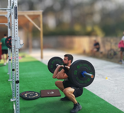 Sylvain, coach sportif, musculation, haltérophile, front squat à la barre à Genas, est lyonnais