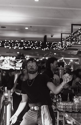 Nicolas Heureux derrière un bar