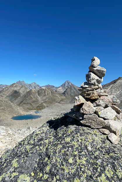 View of Davos Jöriseen with tranquil lakes and stacked stones – reflecting a calm, structured, and grounded coaching approach