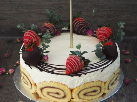 Biskuitrouladen-Topfentorte