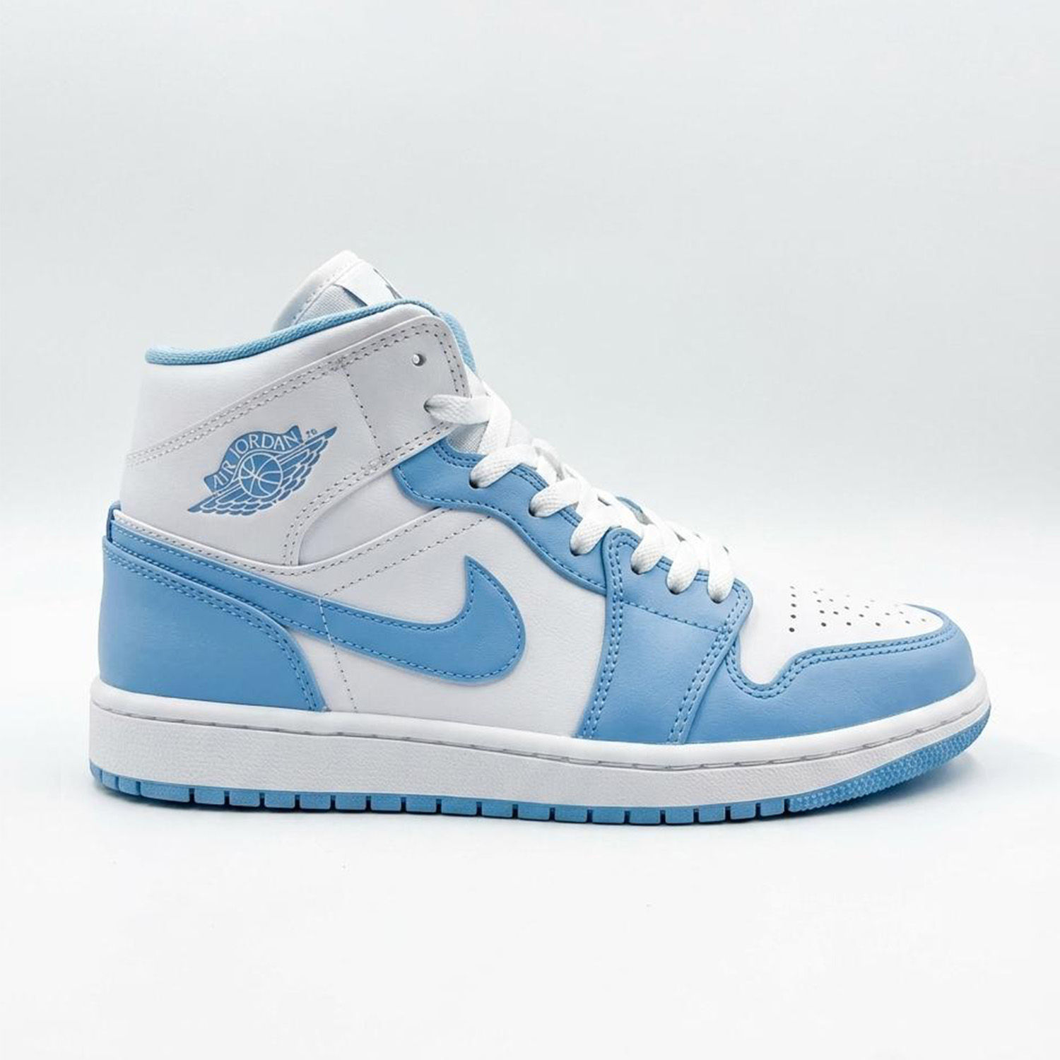 Sneakers Air Jordan 1 Mid University Blue Blanco y Azul Celeste