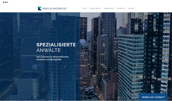 Homepage einer Anwaltskanzlei. Im Hintergrund eine Luftansicht einer Großstadt mit Wolkenkratzern.