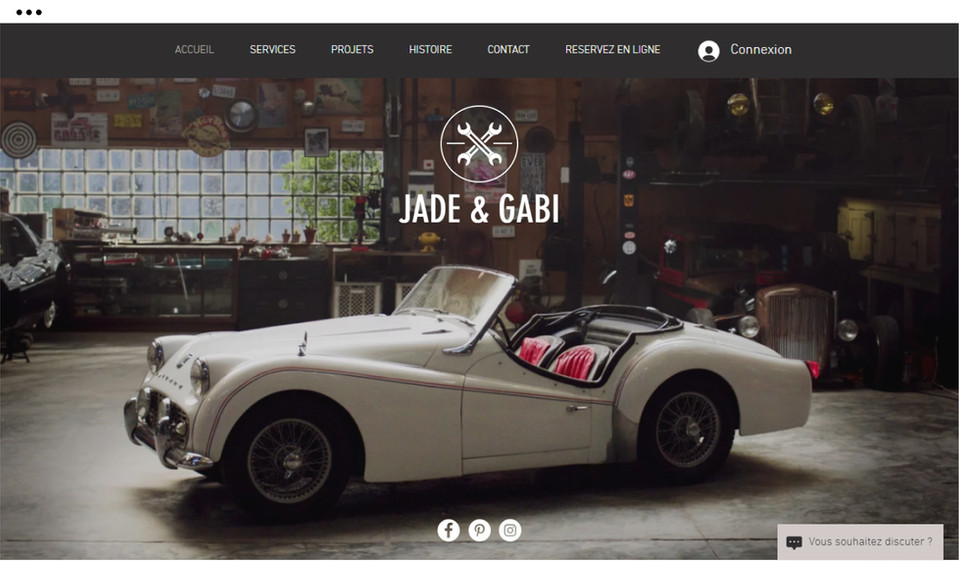 Page d'accueil d'un garage automobile avec une image d'une voiture de collection.	