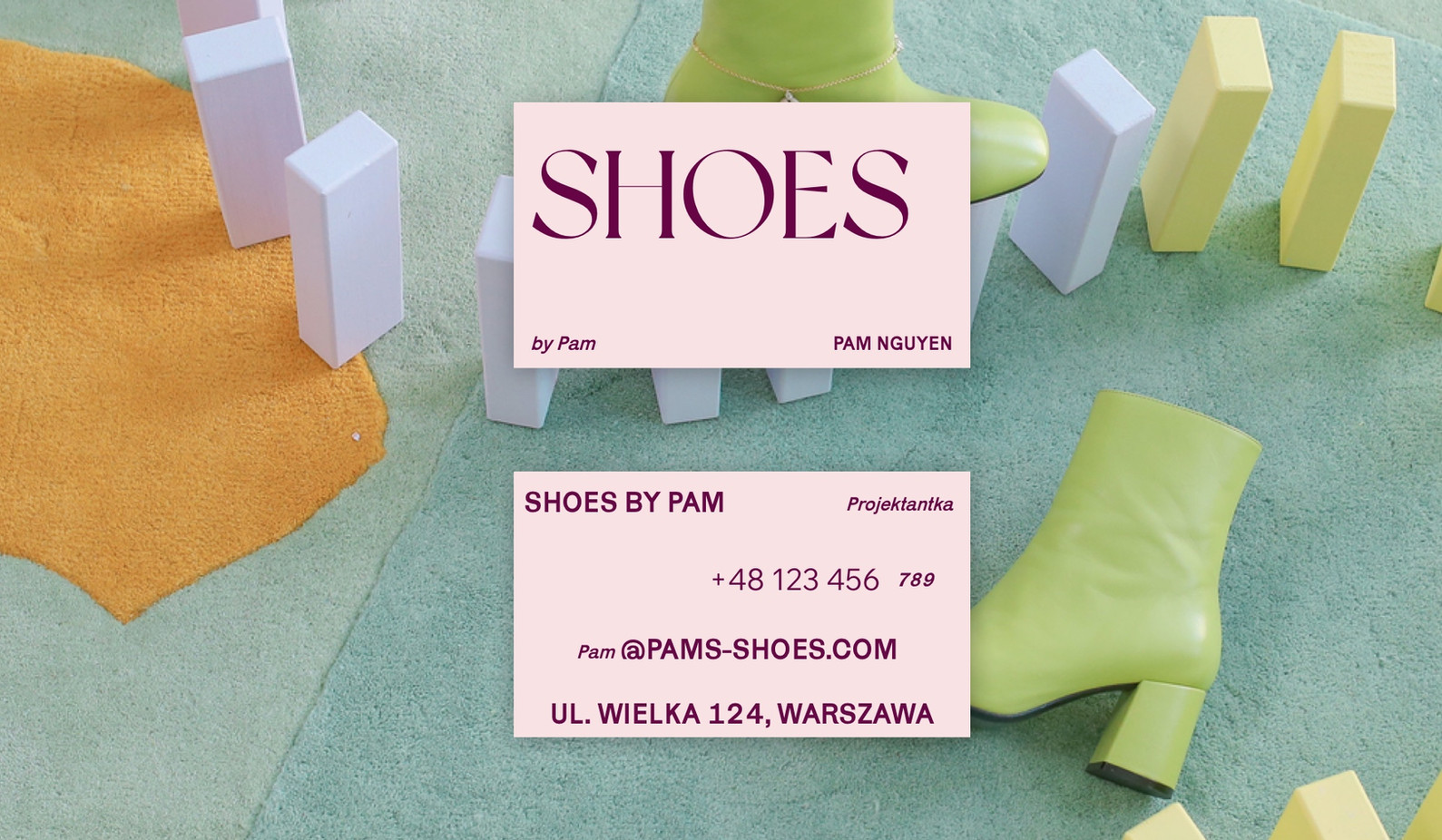 Różowa wizytówka dla firmy o nazwie "Shoes by Pam". Przednia i tylna część wizytówki jest przedstawiona na tle zdjęcia zielonego dywanu, na którym znajdują się jasnozielone buty na obcasie i niebieskie klocki