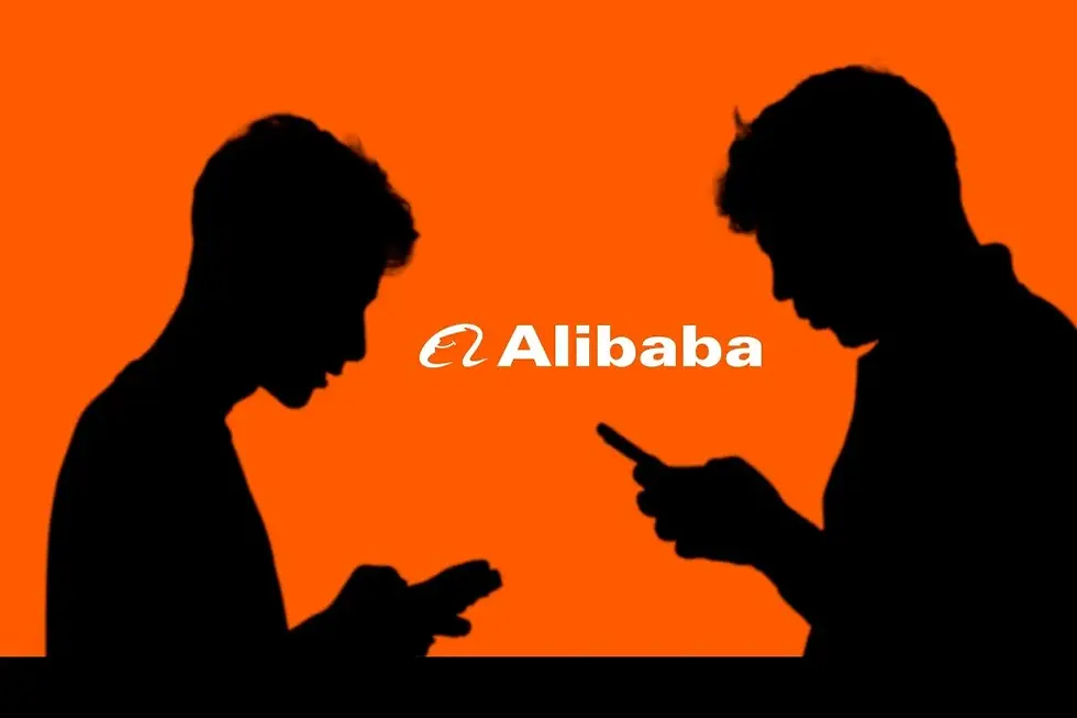 Deux personnes devant le logo Alibaba