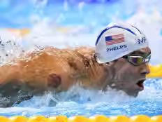 Atleta nadando em piscina olímpica 