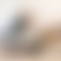 Pessoas de costas praticando pilates