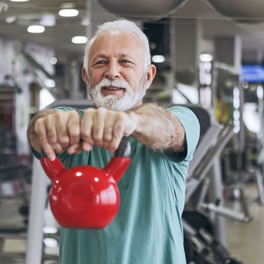 Homem levantando peso na academia 
