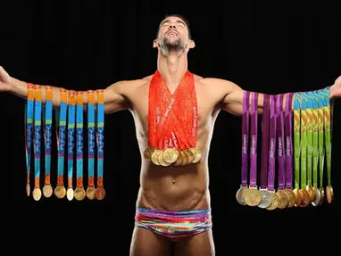 Michael Phelps com suas medalhas