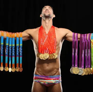 Michael Phelps com suas medalhas