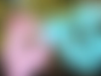 Varal com roupinhas azul e rosa com interrogação ao meio