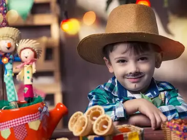 Menino vestido para a festa junina