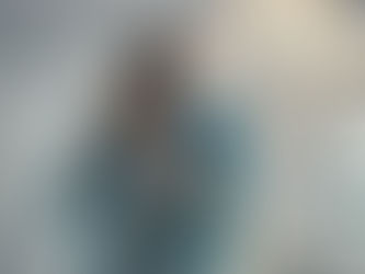 Homem tirando foto em estúdio