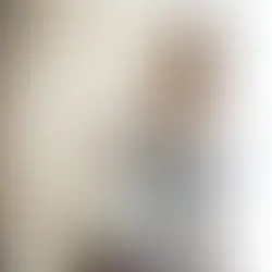 Mulher utilizando bicicleta ergométrica em casa. 