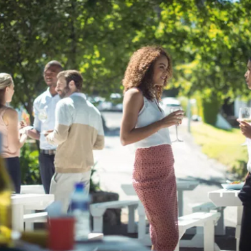 Pessoas conversando em evento