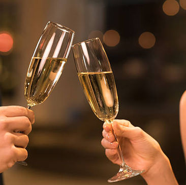 Casal brindando com taça 