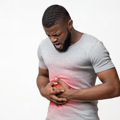 Homem segurando a barriga e demonstrando sinais de dor 