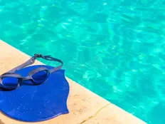 Óculos de natação na beira da piscina 