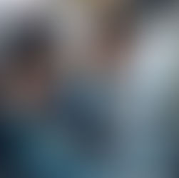 Mulher fazendo agachamento livre na academia 