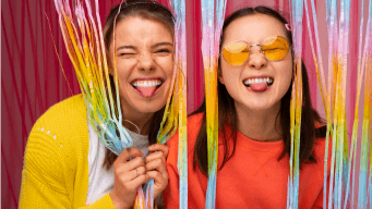 Meninas posando para foto divertida