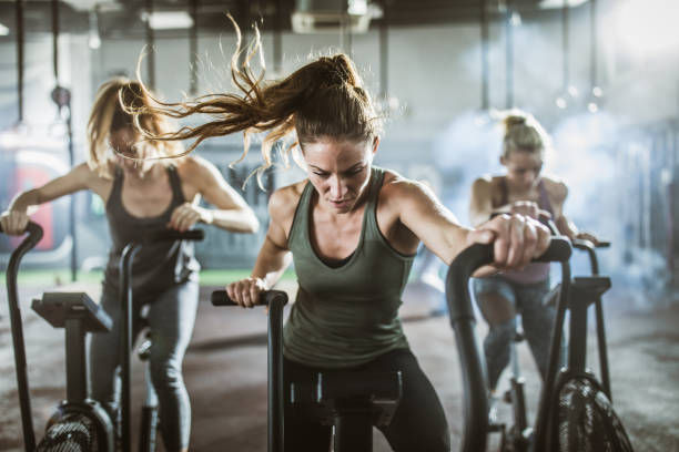 Mulheres realizando spinning