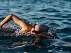 Mulher nadando em alto mar