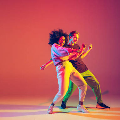 Pessoas dançando em luz colorida 